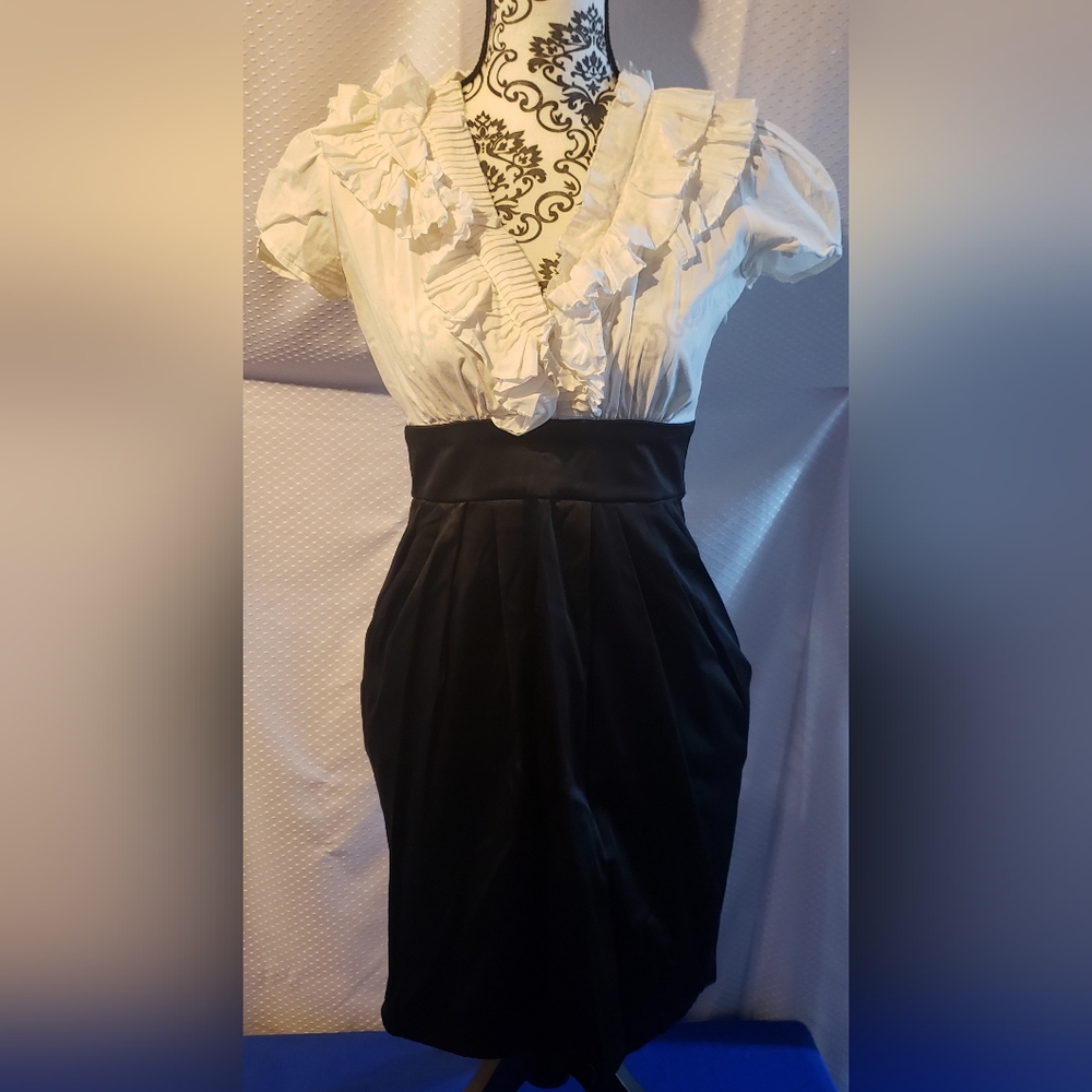 White and Black dress with pockets (Size 7/8)